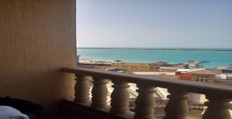 شاليه لايجار ببورتو مارينا يطل على البحر وحمام السباحة