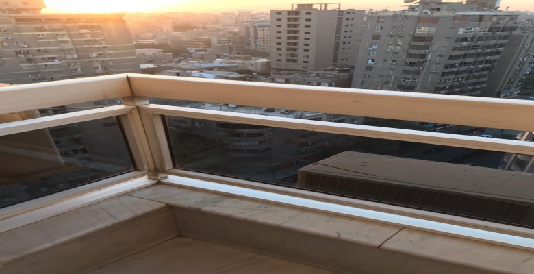 شقه للبيع في شارع مكة بالدقي/ algomhoria